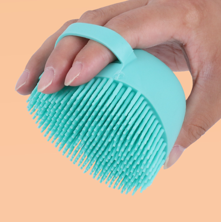 Cepillo de silicona en la mano